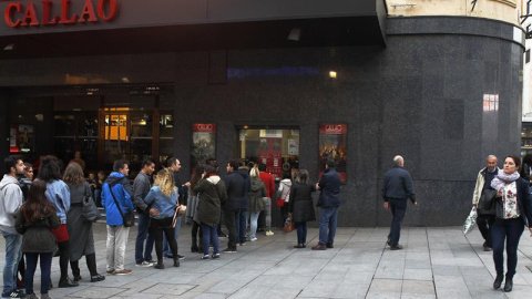 Cola en la plaza de Callao de Madrid delante del cine Callao el día 24. /EFE Cola en la plaza de Callao de Madrid delante del cine Callao el día 24. /EFE