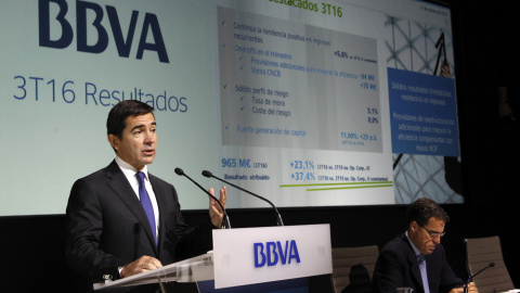 El consejero delegado del BBVA, Carlos Torres, durante la rueda de prensa ofrecida para presentar los resultados de la entidad hasta septiembre. EFE/Víctor Lerena