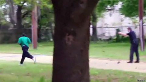 Walter Scott murió a causa de los disparos de un policía. Walter Scott murió a causa de los disparos de un policía.