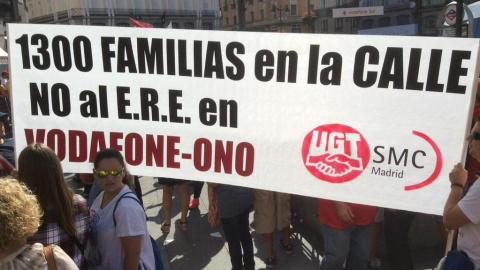 Imagen de la protesta contra el ERE en Vodafone, junto a una tienda de la operadora en la madrileña Puerta del Sol. TWITTER Imagen de la protesta contra el ERE en Vodafone, junto a una tienda de la operadora en la madrileña Puerta del Sol. TWITTER
