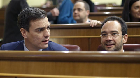 l líder del PSOE, Pedro Sánchez (i), junto al portavoz parlamentario socialista, Antonio Hernando (d), durante la sesión de control al Ejecutivo hoy en el pleno del Congreso. EFE/Paco Campos l líder del PSOE, Pedro Sánchez (i), junto al portavoz parlamentario socialista, Antonio Hernando (d), durante la sesión de control al Ejecutivo hoy en el pleno del Congreso. EFE/Paco Campos