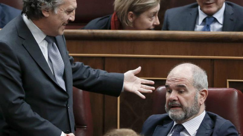 Los diputados socialistas Diego López Garrido y Manuel Chaves durante el pleno del Congreso celebrado esta tarde. EFE/Chema Moya Los diputados socialistas Diego López Garrido y Manuel Chaves durante el pleno del Congreso celebrado esta tarde. EFE/Chema Moya
