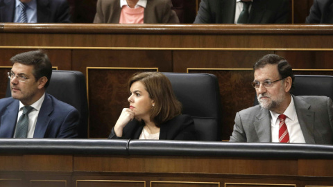 El presidente del Gobierno, Mariano Rajoy (d), la vicepresidenta, Soraya Sáenz de Santamaría, y el ministro de Justicia, Rafael Catalá (i), durante la sesión de control al Ejecutivo hoy en el pleno del Congreso. EFE/Paco Campos El presidente del Gobierno, Mariano Rajoy (d), la vicepresidenta, Soraya Sáenz de Santamaría, y el ministro de Justicia, Rafael Catalá (i), durante la sesión de control al Ejecutivo hoy en el pleno del Congreso. EFE/Paco Campos