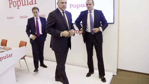 El consejero delegado del Banco Popular, Pedro Larena (c), acompañado por el director financiero y el subdirector general de la entidad, Javier Moreno (i) y Carlos Balado (d). EFE/Fernando Alvarado El consejero delegado del Banco Popular, Pedro Larena (c), acompañado por el director financiero y el subdirector general de la entidad, Javier Moreno (i) y Carlos Balado (d). EFE/Fernando Alvarado