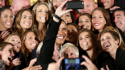 El presidente estadounidense Barack Obama se hace un selfie con el equipo femenino y nacional de fútbol en la Casa Blanca, para celebrar su victoria en el campeonato mundial de la FIFA femenino. REUTERS/Kevin Lamarque