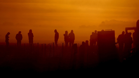 Refugiados y emigrantes esperan para cruzar la frontera de Grecia con Macedonia, cerca de la aldea griega de Idomeni, 27 de octubre de 2015. REUTERS / Alexandros Avramidis