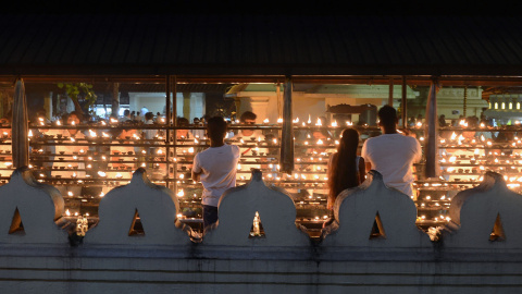 Devotos budistas de Sri Lanka rezan durante Poya, un día religioso de la luna llena en un templo en Colombo, el 27 de octubre de 2015. La nación de la isla predominantemente budista marca cada luna llena como una fiesta religiosa clave. AFP
