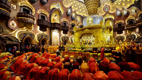 Monjes rezan durante una ceremonia en Nanjing, provincia de Jiangsu, 27 de octubre de 2015. REUTERS / China Daily