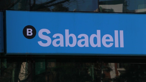 Logo del Banco Sabadell en una sucursal de la entidad. E.P. Logo del Banco Sabadell en una sucursal de la entidad. E.P.
