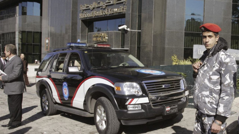 Agentes encargados de la detención del príncipe. REUTERS Agentes encargados de la detención del príncipe. REUTERS