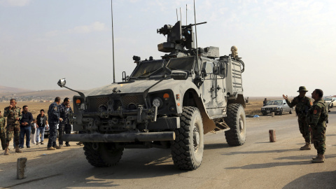 Miembros de las fuerzas iraquíes "peshmergas" llegan a un puesto de control en Bartila, a 27 kilómetros de Mosul, Irak. / EFE Miembros de las fuerzas iraquíes "peshmergas" llegan a un puesto de control en Bartila, a 27 kilómetros de Mosul, Irak. / EFE