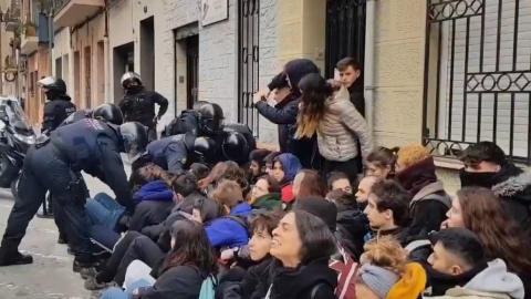 Activistas y vecinos del bario del Clot barcelonés han detenido el desahucio del hombre de 92 años. / Tsunami Repressiu-Twitter Activistas y vecinos del bario del Clot barcelonés han detenido el desahucio del hombre de 92 años. / Tsunami Repressiu-Twitter
