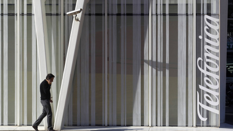 Un hombre habla por su móvil delante de la sede de Telefónica en Barcelona. REUTERS/Albert Gea Un hombre habla por su móvil delante de la sede de Telefónica en Barcelona. REUTERS/Albert Gea