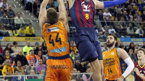 El alero croata del Barcelona, Mario Henzonja intenta superar al ala pivot estadounidense del Valencia Basket Luke Harangody. - EFE