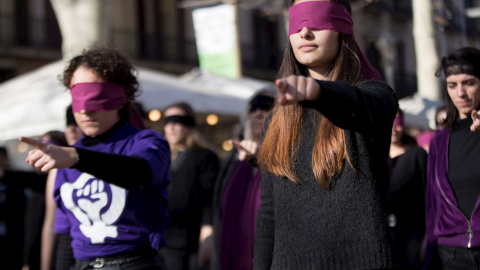 17/01/2020 - La actuación "Un violador en tu camino" en Barcelona, el baile del movimiento feminista chileno Las Tesis que ha dado la vuelta al mundo. EFE/Marta Pérez. 17/01/2020 - La actuación "Un violador en tu camino" en Barcelona, el baile del movimiento feminista chileno Las Tesis que ha dado la vuelta al mundo. EFE/Marta Pérez.