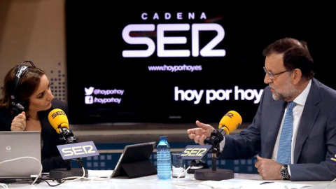 El presidente del Gobierno, Mariano Rajoy, durante la entrevista que ha concedido al programa "Hoy por hoy" de la Cadena SER. A su lado, la periodista Pepa Bueno. /EFE El presidente del Gobierno, Mariano Rajoy, durante la entrevista que ha concedido al programa "Hoy por hoy" de la Cadena SER. A su lado, la periodista Pepa Bueno. /EFE