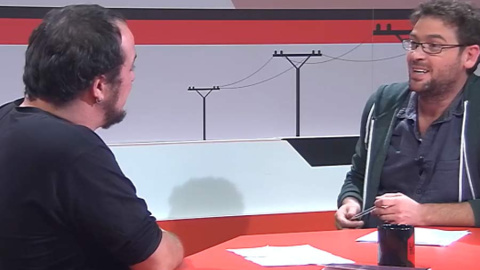 David Fernández, de espaldas, charla con Albano Dante. / La Klau David Fernández, de espaldas, charla con Albano Dante. / La Klau