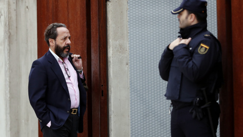 Álvaro Pérez Alonso (d), el "Bigotes", a su llegada a la Audiencia Nacional en San Fernado de Henares. EFE/Emilio Naranjo Álvaro Pérez Alonso (d), el "Bigotes", a su llegada a la Audiencia Nacional en San Fernado de Henares. EFE/Emilio Naranjo