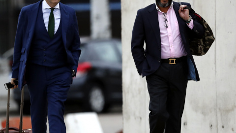Álvaro Pérez Alonso (d), el "Bigotes", a su llegada a la Audiencia Nacional en San Fernado de Henares. EFE/Emilio Naranjo Álvaro Pérez Alonso (d), el "Bigotes", a su llegada a la Audiencia Nacional en San Fernado de Henares. EFE/Emilio Naranjo