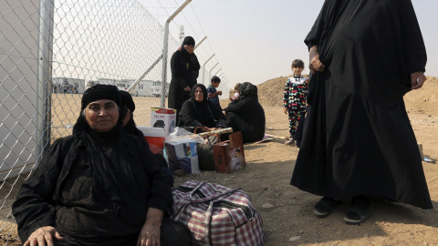 Mujeres iraquíes desplazadas de Mosul  en el centro de personas desplazadas en Khazir, a 37 kilómetros de Mosul, Irak. / EFE