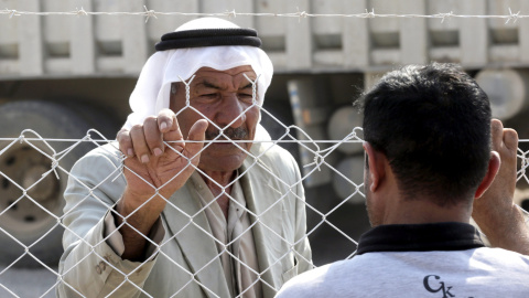 Un hombre iraquí de Mosul desplazado conversa con su familiar desde el centro de personas desplazadas en Khazir, a 37 kilómetros de Mosul, Irak.  / EFE