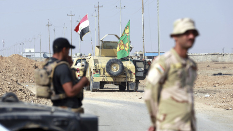 Miembros de las fuerzas iraquíes "peshmergas" llegan a un puesto de control de la recién liberada Bartila, a 27 kilómetros de Mosul, Irak. / EFE
