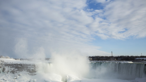Este martes, las temperaturas cayeron por debajo de los 14 grados, dejando las cataratas congeladas prácticamente en su totalidad./ REUTERS