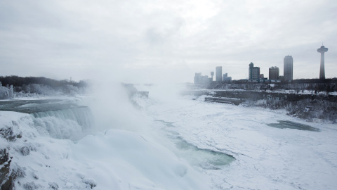El frío, ha solidificado una caída de agua de casi 600.000 litros por segundo./ REUTERS