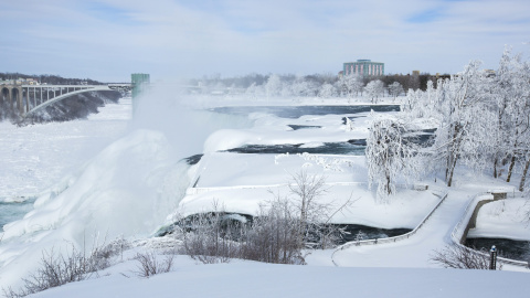 La congelación de estas conocidas cataratas se ha producido debido a la ola de frío proveniente del Polo Norte en Estados Unidos./ REUTERS