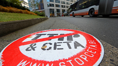 Una pancarta en la que se lee " STOP TTIP CETA" frente a la sede de la UE en Bruselas, Bélgica. / REUTERS Una pancarta en la que se lee " STOP TTIP CETA" frente a la sede de la UE en Bruselas, Bélgica. / REUTERS