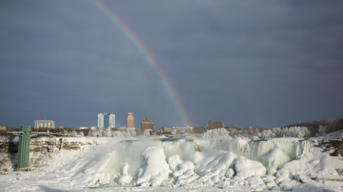 Un arcoiris, por encima de las Cataratas del Niágara congeladas./ REUTERS