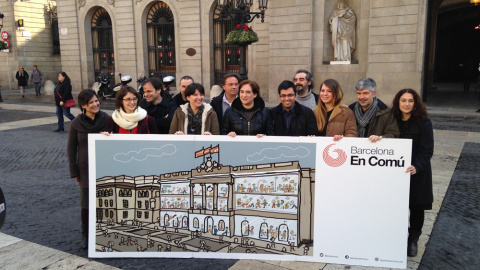 Los integrantes de la candidatura de Barcelona en Comú, en la Plaça Sant Jaume./ R. X. Los integrantes de la candidatura de Barcelona en Comú, en la Plaça Sant Jaume./ R. X.
