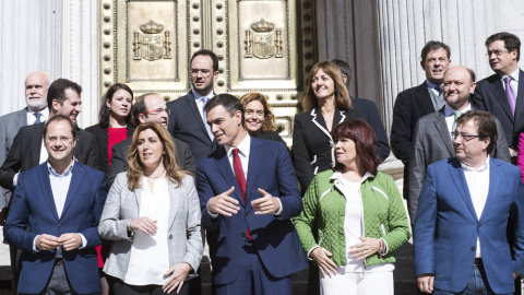 El secretario general del PSOE, Pedro Sánchez, junto a la presidenta de la Junta de Andalucía, Susana Díaz, la presidenta del partido, Micaela Navarro, el presidente de la Junta de Extremadura, Guillermo Fernández Vara, el secretario de Org