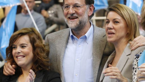 El presidente del Gobierno, Mariano Rajoy, junto a su número dos en el Ejecutivo, Soraya Sáenz de Santamaría (d), y en el PP, María Dolores de Cospedal. Archivo REUTERS El presidente del Gobierno, Mariano Rajoy, junto a su número dos en el Ejecutivo, Soraya Sáenz de Santamaría (d), y en el PP, María Dolores de Cospedal. Archivo REUTERS