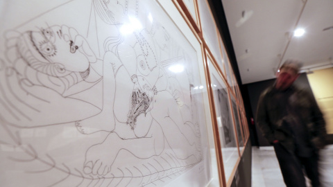 Un hombre observa uno de los grabados, de los mas de 50, que componen la Suite 156 de Pablo Picasso,que forma parte de la exposición organizada por la Fundación Bancaja, que reúne mas de 200 obras del artista malagueño, entre grabados, óleo