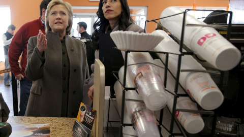 Hillary Clinton y Huma Abedinen un Dunkin' Donuts en Manchester, New Hampshire. / REUTERS Hillary Clinton y Huma Abedinen un Dunkin' Donuts en Manchester, New Hampshire. / REUTERS