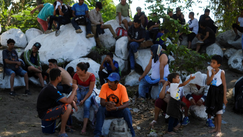 Las madres viajaron junto al resto de la caravana pese a las promesas del INM. / Reuters