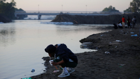 Los migrantes se ven forzados a vivir en condiciones inhumanas durante su travesía. / Reuters