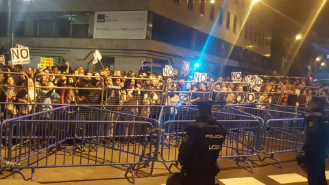 Los manifestantes de 'Rodea el Congreso' gritan: "No nos representan" y "Estamos hasta los huevos".