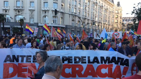Pancarta de Izquierda Unida en'Rodea el Congreso': "Ante el golpe de la mafia, democracia".