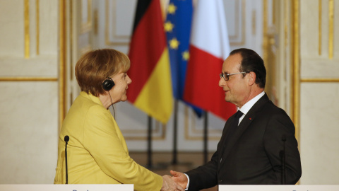 La canciller alemana Angela Merkel y el presidente francés Francois Hollande estrechan sus manos antes de iniciar la rueda de prensa conjunta en París. REUTERS/Pascal Rossignol La canciller alemana Angela Merkel y el presidente francés Francois Hollande estrechan sus manos antes de iniciar la rueda de prensa conjunta en París. REUTERS/Pascal Rossignol
