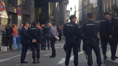 Policías en el Congreso de los Diputados.