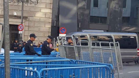 Vallas policiales protegiendo el Congreso en la jornada de investidura.