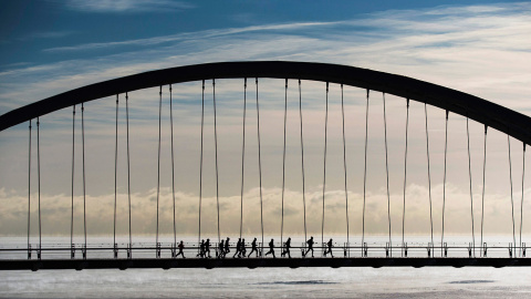 Un grupo de corredores entrena a través del puente del arco de la bahía de Himber, en Toronto, pese a las gélidas temperaturas que han llegado a alcanzar los 25 grados bajo cero. /MARCOS BLINCH (REUTERS)