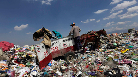 Recolectores de basura con su caballo y un carro descargan basura en el vertedero municipal de  Nezahualcóyotl, a las afueras de Ciudad de México. /HENRY ROMERO (REUTERS)