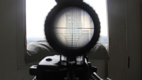 Vista de un francotirador rebelde apuntando a un edificio donde están estacionadas las fuerzas leales al Al-ASsad, en Siria. /REUTERS/STR