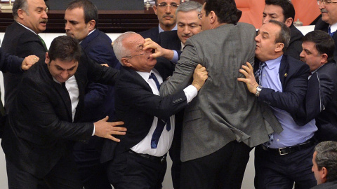 Una pelea entre legisladores del gobierno y de la oposición en el Parlamento turco en Ankara. /REUTERS/STR