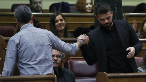 El portavoz adjunto de ERC en el Congreso, Gabriel Rufián, saluda al diputado de EH Bildu, Oskar Matute, durante el debate de investidura en el Congreso hoy en Madrid. / EFE El portavoz adjunto de ERC en el Congreso, Gabriel Rufián, saluda al diputado de EH Bildu, Oskar Matute, durante el debate de investidura en el Congreso hoy en Madrid. / EFE