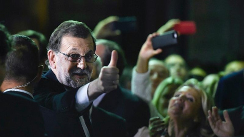 El líder del PP y presidente del Gobierno en funciones, Mariano Rajoy, a su salida del congreso tras ser investido hoy presidente del Gobierno por mayoría simple. / EFE El líder del PP y presidente del Gobierno en funciones, Mariano Rajoy, a su salida del congreso tras ser investido hoy presidente del Gobierno por mayoría simple. / EFE