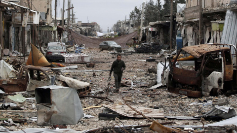 Instantánea de uno de los ataques del Estado Islámico al campo de refugiados de Kobani. /REUTERS Instantánea de uno de los ataques del Estado Islámico al campo de refugiados de Kobani. /REUTERS